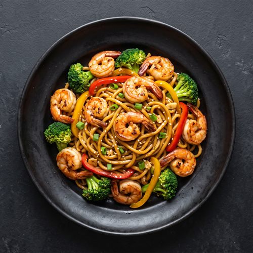 Wokbox met noedels en verse groenten